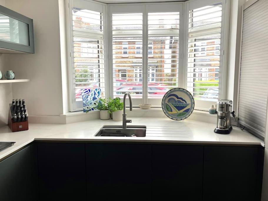 Our Beautifully Renovated Home Chichester Extérieur photo